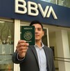 Hombre yendo a pagar su pasaporte en un banco de la Ciudad de México.