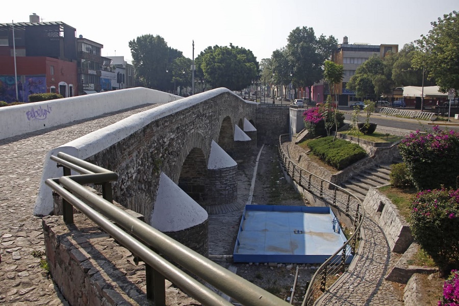 Aspecto del Puente de Ovando ubicado en el Bulevar 5 de Mayo, en Puebla.