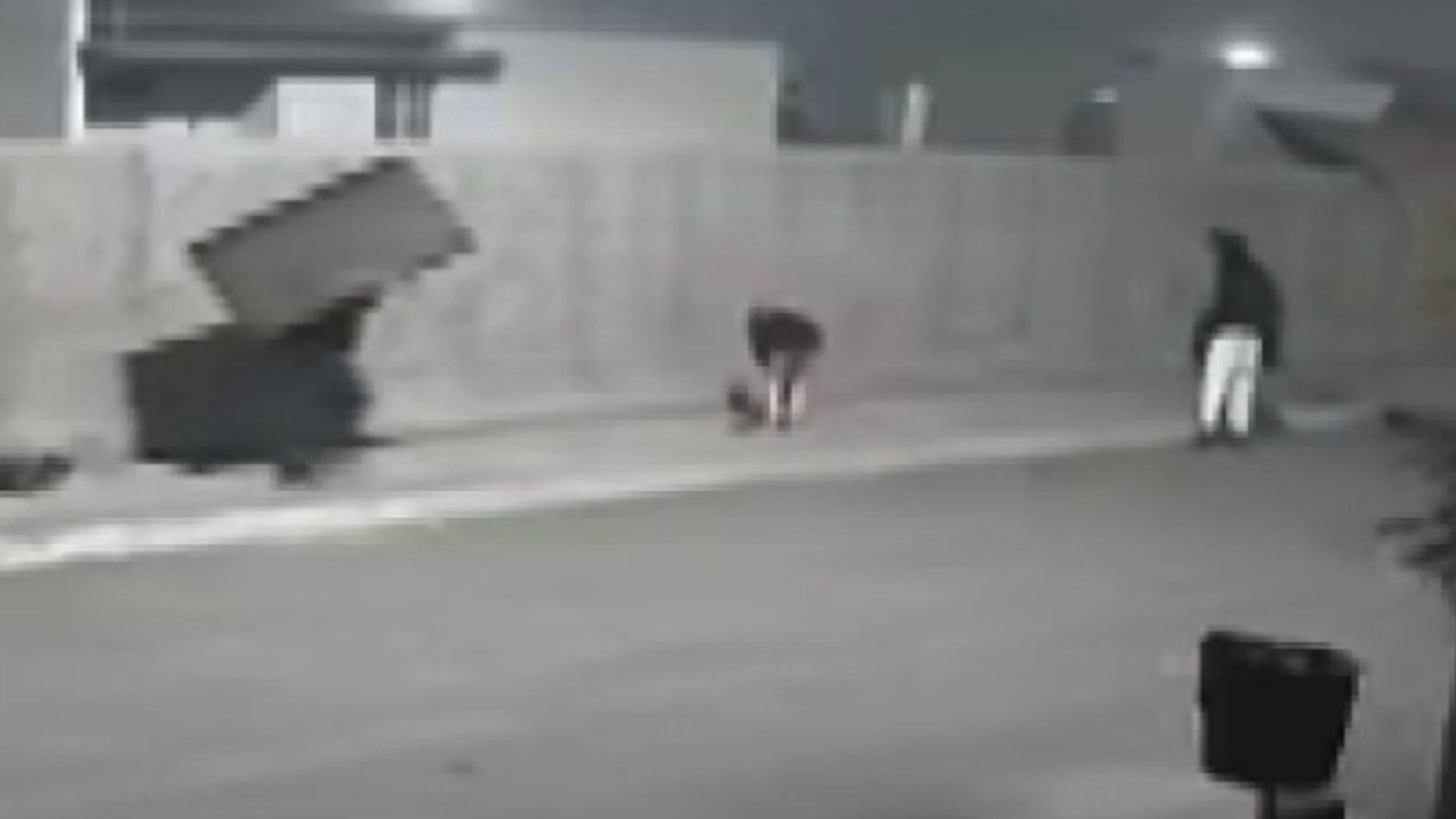 Cámaras de seguridad captan el momento en que una banda criminal despoja de su patrimonio a una familia trabajadora en Juárez.