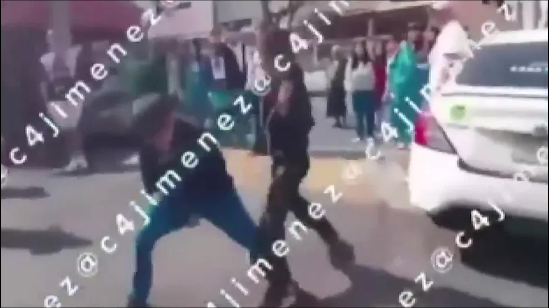 Durante una pelea estudiantil un menor empuñó un arma contra su oponente. Madre del agredido preocupada por su seguridad.