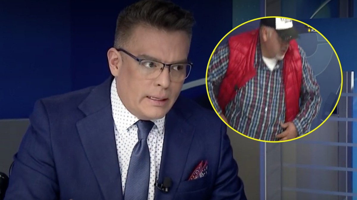 Ángel Carrillo en estudio de televisión junto a señor con chamarra roja