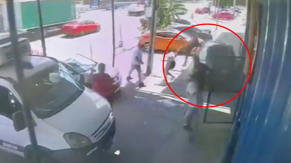 Captura del momento exacto en el que un hombre atropella a su padre y dos personas más en San Justo, Argentina.