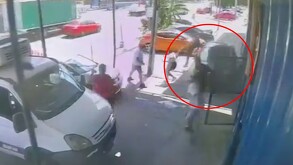 Captura del momento exacto en el que un hombre atropella a su padre y dos personas más en San Justo, Argentina.