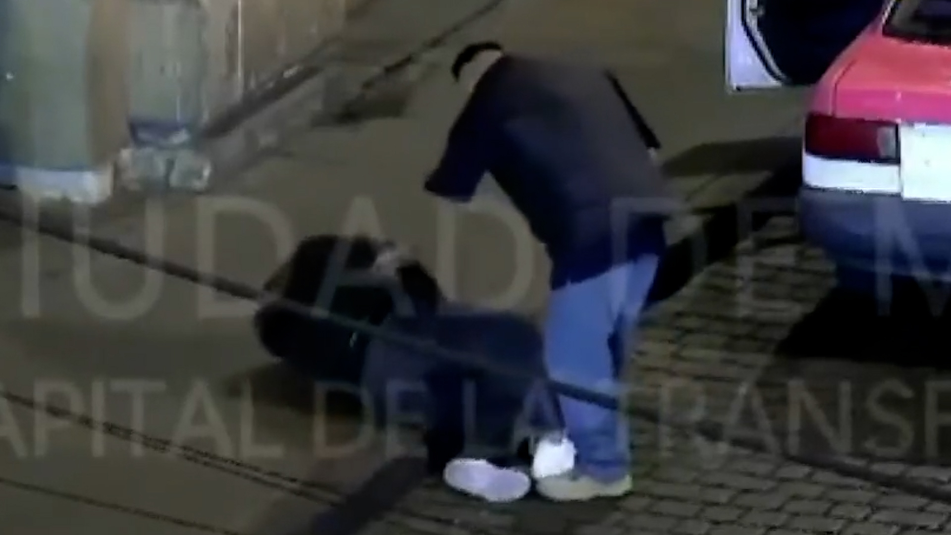 Lejos de ayudar a un hombre vulnerable, lo despojó de sus pertenencias. Gracias al rastreo perfecto del circuito cerrado, el sujeto ya está en el Ministerio.