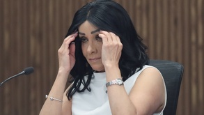 Rosa Isela Sánchez Soya, titular de la CDH, se lleva las manos a la cabeza durante su comparecencia en el Congreso local.