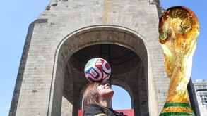 Capitalinos emocionados por la llegada del trofeo de la Copa Mundial de la FIFA en la Ciudad de México.