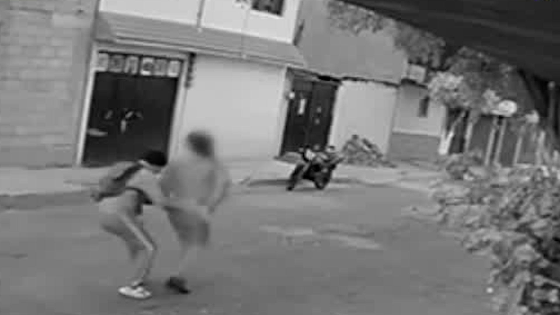 Cámaras de seguridad captaron el momento donde la fémina es agredida en la calle.