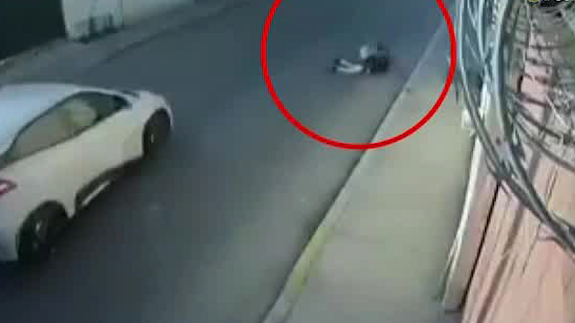 Madre e hija cayeron de una bicicleta por imprudencia de la menor. Se desconoce su estado de salud.