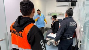 Agentes de Tránsito de Torreón al interior de un hospital en la Zona Centro ayudando a una mujer que presentó un cuadro de infarto.