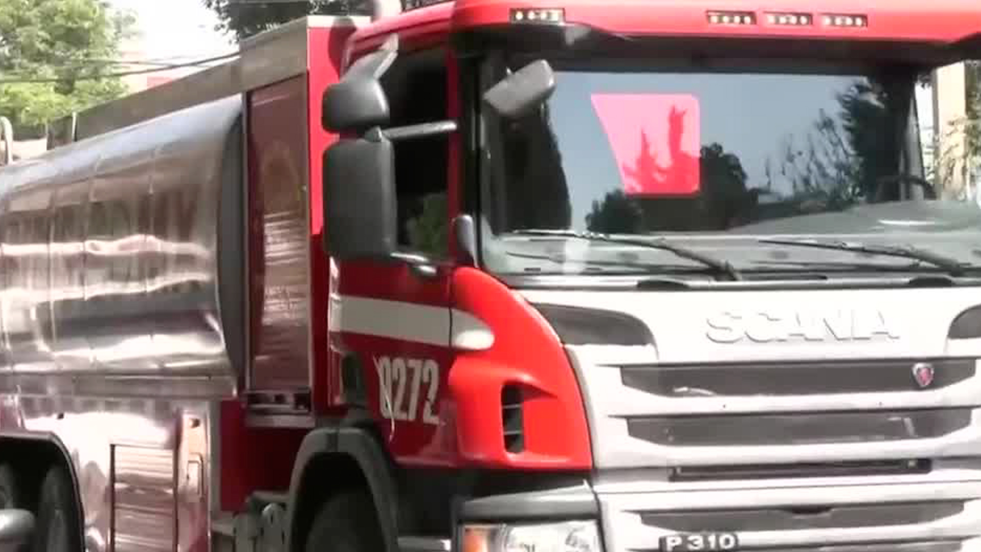 Bomberos y policías auxilian a la víctima quien se presume es un hombre de la tercera edad.