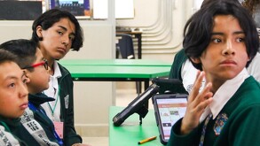 Se observa a alumnos con uniforme, hay hombres y mujeres.