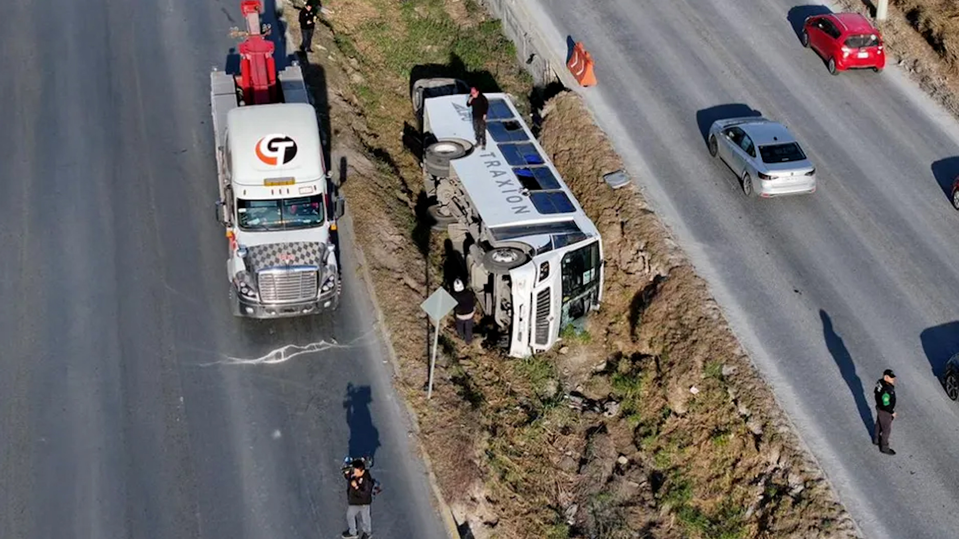 El incidente dejó un saldo de 16 trabajadores lesionados, quienes venían dormidos tras concluir su turno nocturno.