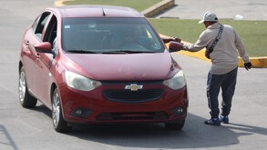 Franelero cobra por estacionamiento a un vehículo del Estadio Cuauhtémoc, en Puebla.