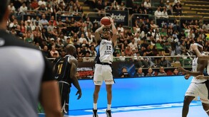 Un jugador de los Astros de Jalisco, con el número 12, se prepara para lanzar un tiro libre en un estadio lleno durante un partido de básquetbol.