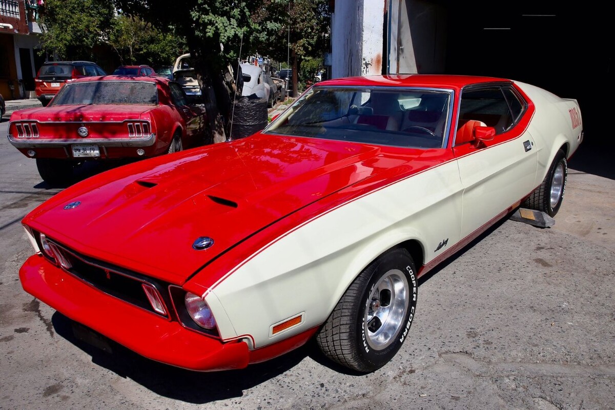 Detalles frontales de un auto clásico restaurado en Monterrey.