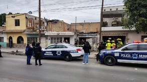Autoridades atendiendo el reporte de una mujer sin vida al interior de una vivienda en la colonia Vencedora de Torreón.