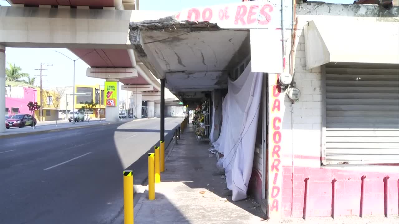 A 11 días de que un camión urbano se estrelló contra tres locales del mercado Francisco Villa, en Monterrey, las reparaciones avanzan lentamente.