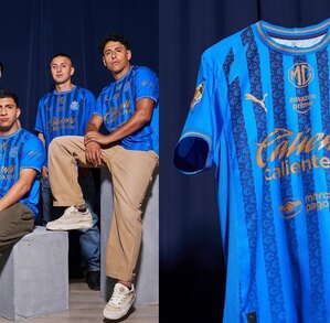 Jugadores de Chivas portando el tercer uniforme del club.