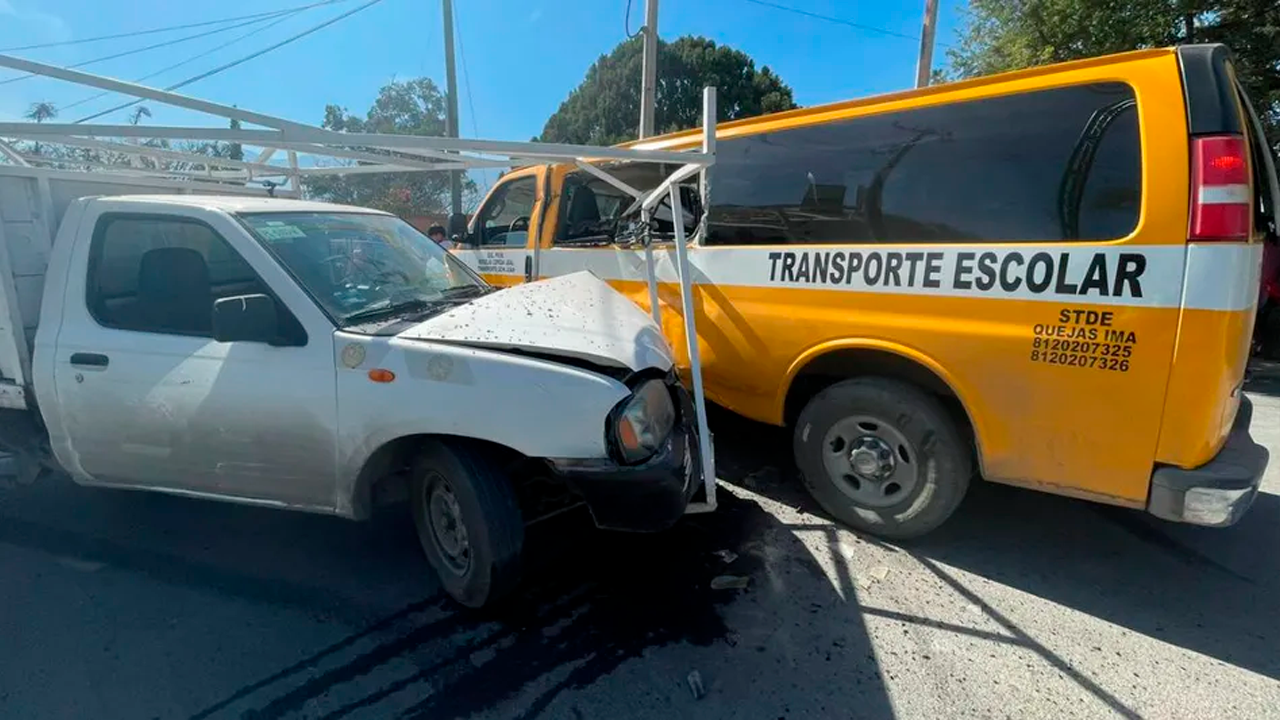 Un choque entre una camioneta particular y un transporte escolar en Santiago, Nuevo León, dejó a una joven con amputación de dedos