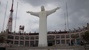 Cristo de las Noas de Torreón con cielo nublado.