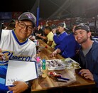 Mateo Gil con la afición de Charros de Jalisco en los festejos del bicampeonato.