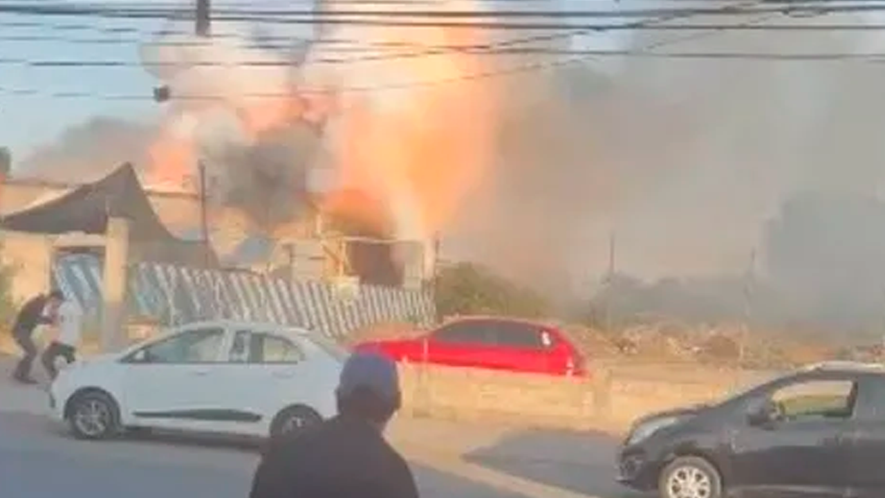 Una explosión de pólvora y artificios pirotécnicos en una fábrica de Tultepec activó los servicios de emergencia.