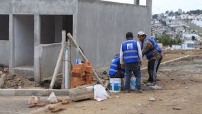 Albañiles trabajando en la construcción de viviendas en San Pablo Xochimehuacan, Puebla.