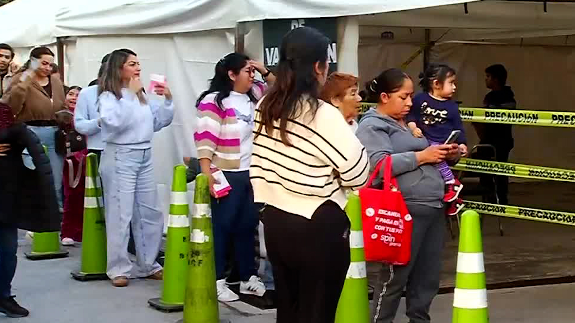 Ante el repunte de Sarampión e Influenza en Nuevo León, familias en San Nicolás saturan centros de salud.