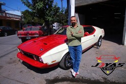 Ford Mustang Mach 1 1973 y su restaurador, Fernando Valle.