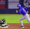 Un jugador de los Charros de Jalisco corre por las bases de un estadio, mientras en el primer plano se observa un maletín abierto lleno de dólares.