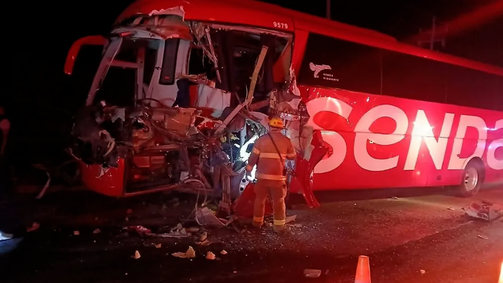Un autobús de la línea de Transportes Senda impactó por alcance a un tráiler en la Carretera Nacional.