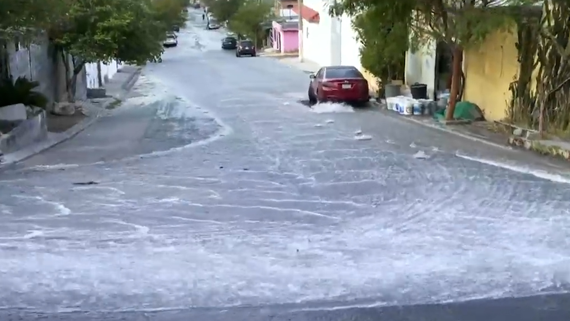El incidente provocó un socavón y daños estructurales en viviendas.