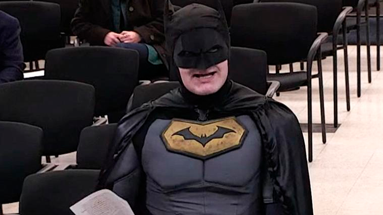 Un hombre disfrazado de Batman criticó a funcionarios de Santa Clara, California, por permitir la posible actuación del ICE durante el Super Bowl.