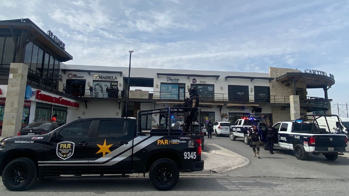 Autoridades en una plaza comercial de Torreón atendiendo el reporte de robo de medio millón de pesos.