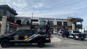 Autoridades en una plaza comercial de Torreón atendiendo el reporte de robo de medio millón de pesos.