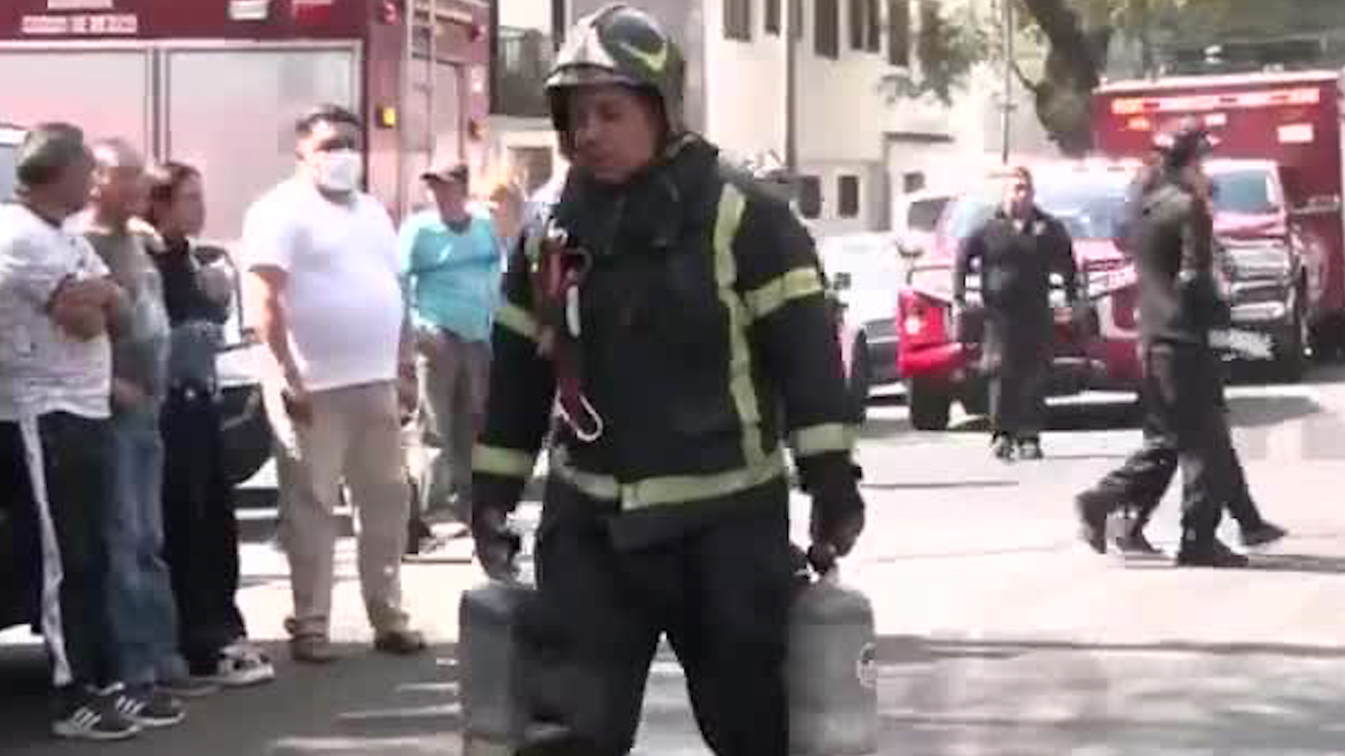 Cuerpos de emergencia laboran en la zona para apagar el siniestro. No se reportan heridos.