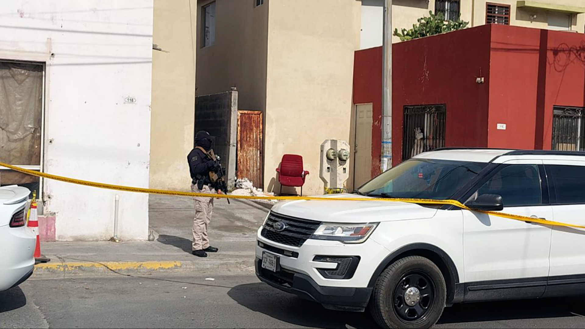 Autoridades estatales inspeccionaron una vivienda en Santa Catarina relacionada con el secuestro de un joven que fue rescatado tras pedir auxilio.