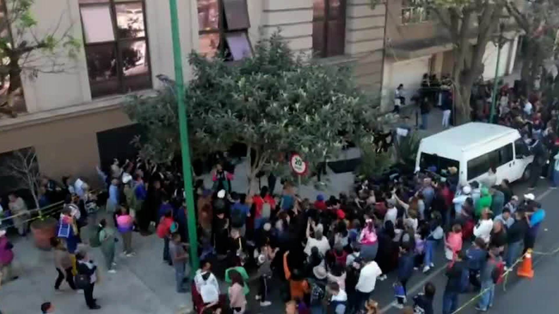 Personas de distintas partes de la Ciudad y el área conurbada se dieron cita para recoger su calendario.