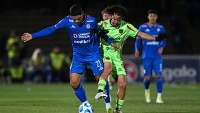 Gabriel Fernández y Rodolfo Pizarro disputando un balón durante el partido Bravos vs Cruz Azul de la jornada 4 del Clausura 2026.