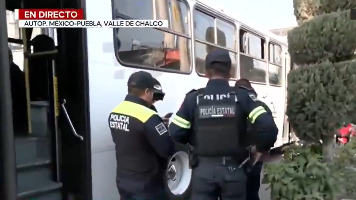 Policías acudieron al punto de los hechos tras el asalto en la México-Puebla