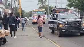Personas aguardan al transporte público en calles de Veracruz.