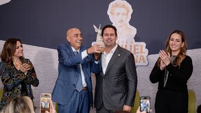 Se observa a dos muejres y dos hombres, uno de ellos con una presea en sus manos.