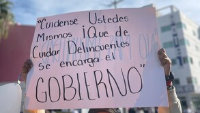 Ciudadanos reunidos en manifestación por Clarisa Rodríguez en Puerto Vallarta