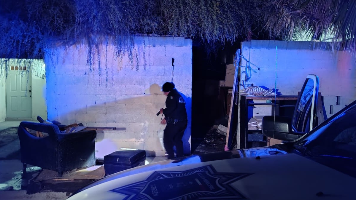 Casa abandonada junto a patrulla de la policía de Torreón