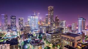 Foto de la ciudad de Houston de noche con luces iluminados