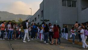 Personas evacuando edificios por sismo en México