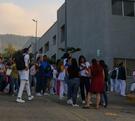 Personas evacuando edificios por sismo en México