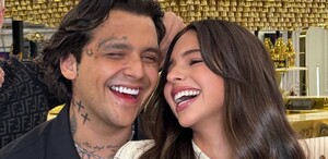 El tatuaje quedó claramente expuesto en el dorso de su mano cada vez que sostenía el micrófono.