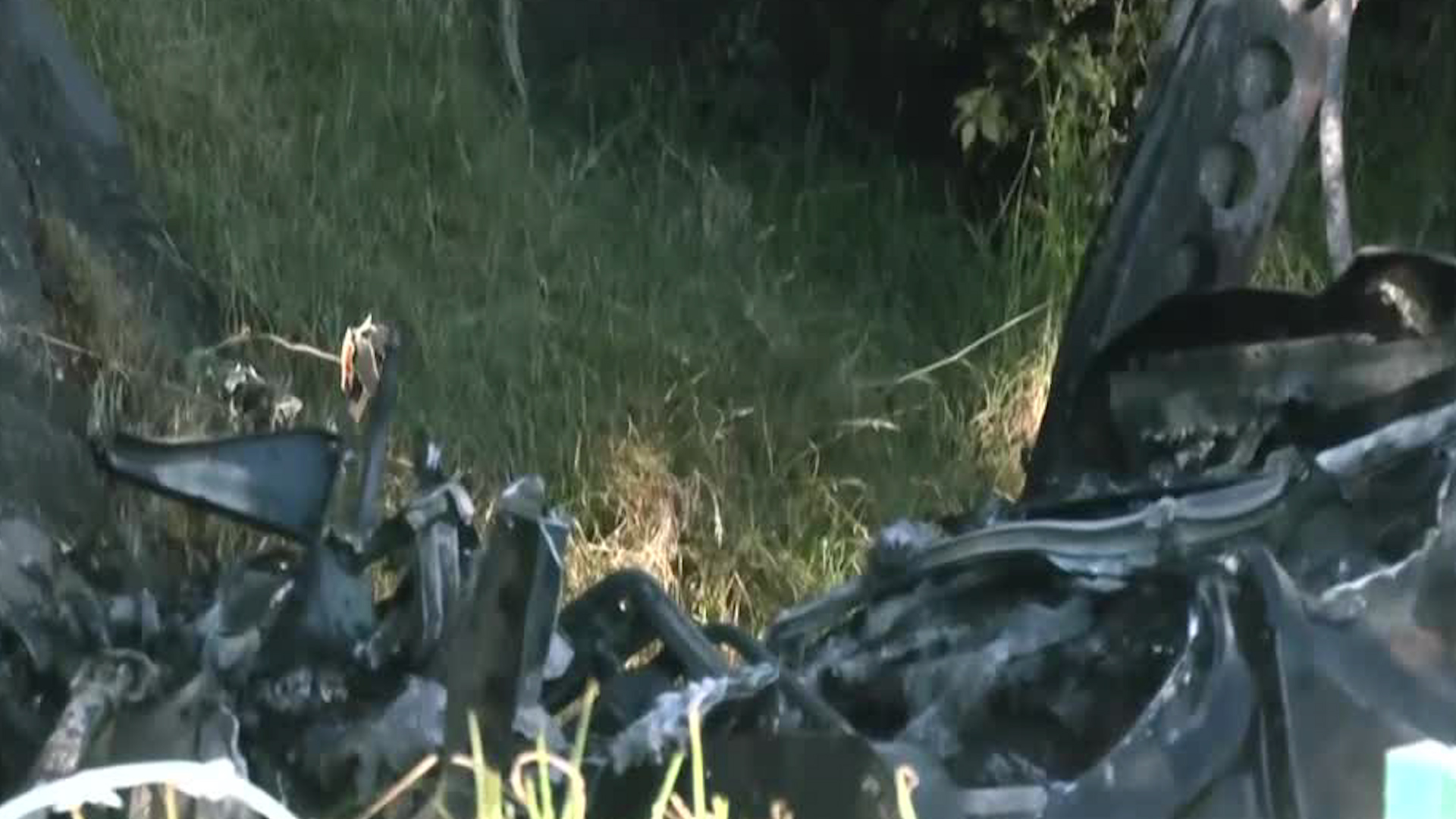 Un tráiler se impactó contra un muro de contención, la situación provocó un incendio.