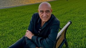 En imagen Pedro Torres vestido de negro en un jardín.